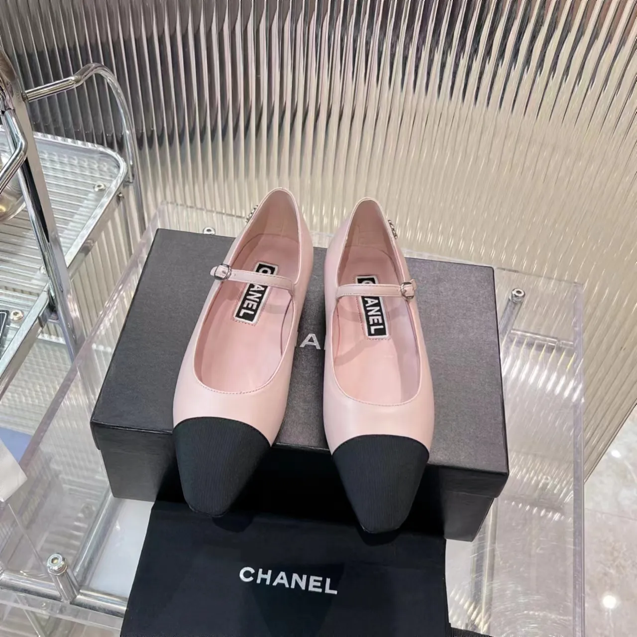 👟👟Ex-factory price 520👟👟 (Top version) CHANEL 24P early spring new trapezoidal toe high-heeled shoes, high version of one-strap, pointed square toe, color-blocked Mary Jane shoes, Xiaoxiang𝐂's two most popular shoes this year are these small silver shoes and big-toe shoes. It is difficult to find these shoes in the counter. It breaks the conventional pointed square toe design and gives people a refreshing feeling. I thought it was good-looking. Only when you put it on your feet will you know how easy it is to wear. It is really special and fashionable. The side rhinestones 𝐋𝐨𝐠𝐨 are very eye-catching. The smooth shoe shape is full of high-end feeling. I can think of countless outfits at the moment. Upper: imported cowhide/metallic film grain leather. Foot pad: sheepskin. Lining: sheepskin. Sole: Italian genuine leather outsole. Heel height: 1cm. Color: white/silver/black/pink. 4 colors size: 35-40 (41 made to order, non-refundable and non-exchangeable)